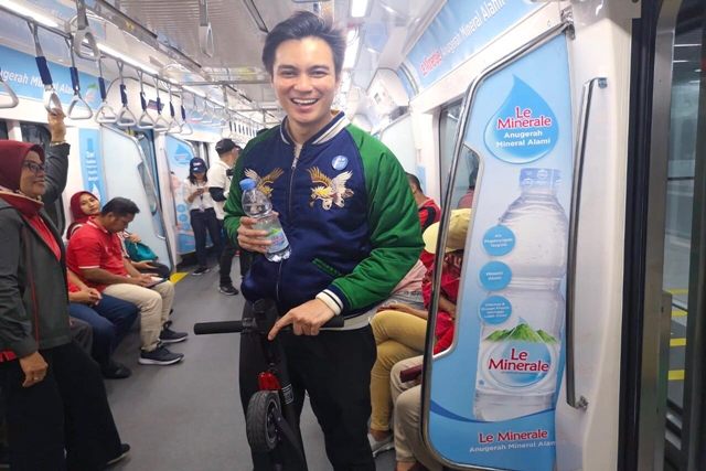 Naik MRT, Baim Wong Berasa Seperti di Luar Negeri